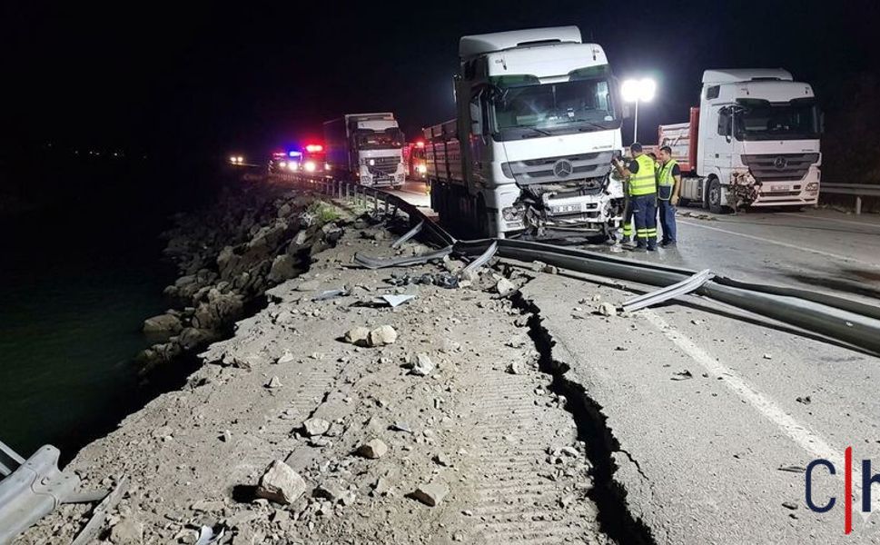 Zap Suyu Kıyısındaki Yol Çalışması Tepki Çekti: Tır Uçurumun Eşiğinde Durdu