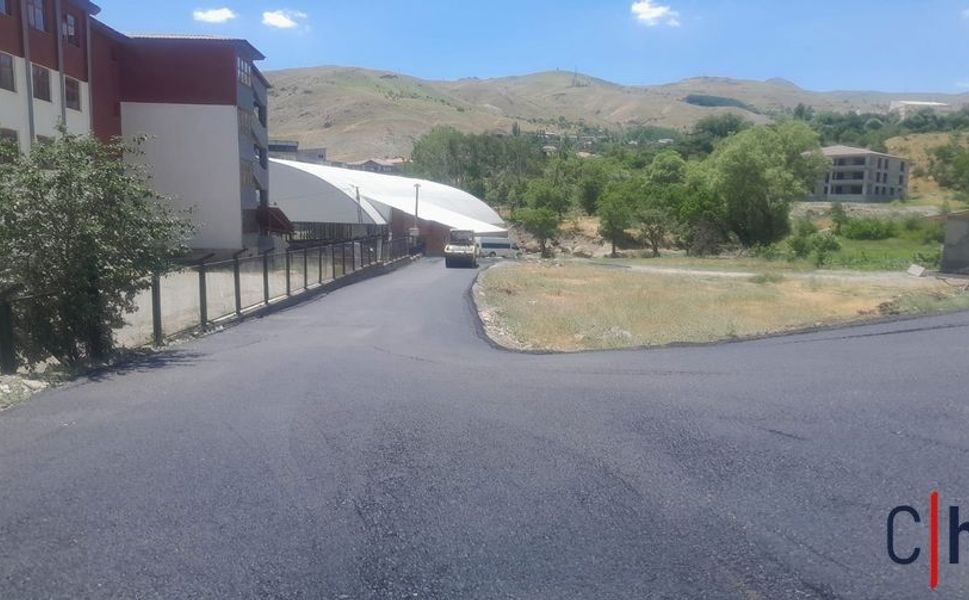Hakkâri Belediyesi Yol Bakım ve Asfalt Çalışmalarına Hız Verdi