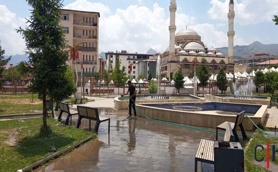 Hakkâri Belediyesi Kent Park'ta Temizlik ve Yıkama Çalışması Yaptı