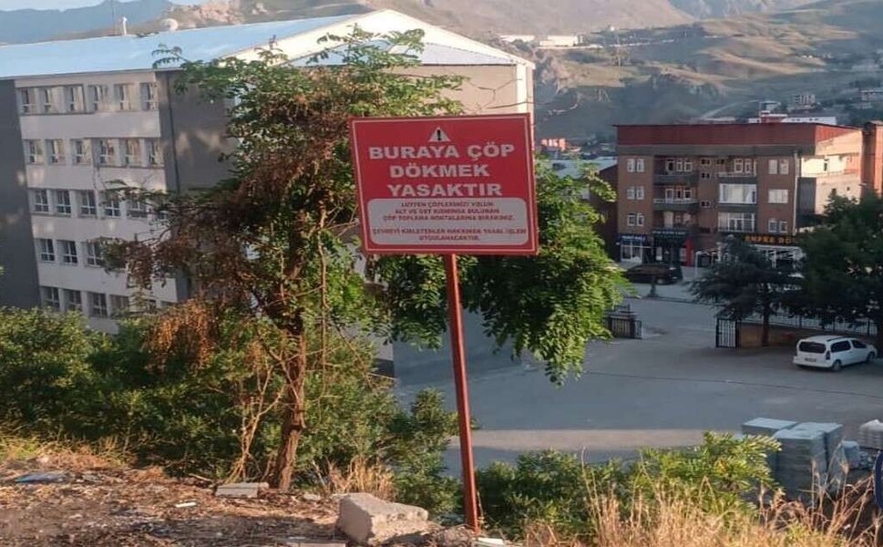 Hakkâri Belediyesi'nden Çöp Uyarısı: Orta Refüjlere Atık Bırakanlara Ceza Uygulanacak