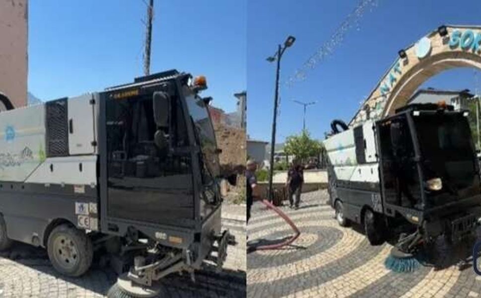 Hakkâri Belediyesi Yol Süpürme Aracıyla Kent Genelinde Temizlik Çalışmalarını Sürdürüyor
