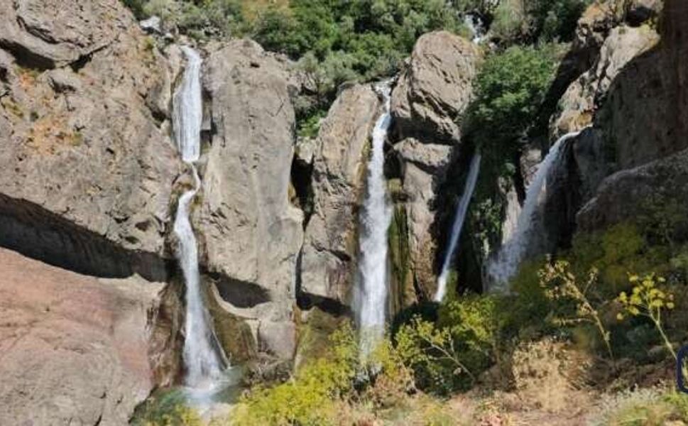 Hakkari’nin saklı cenneti Marînüs Şelalesi yaz aylarında ziyaretçilerini ağırlıyor