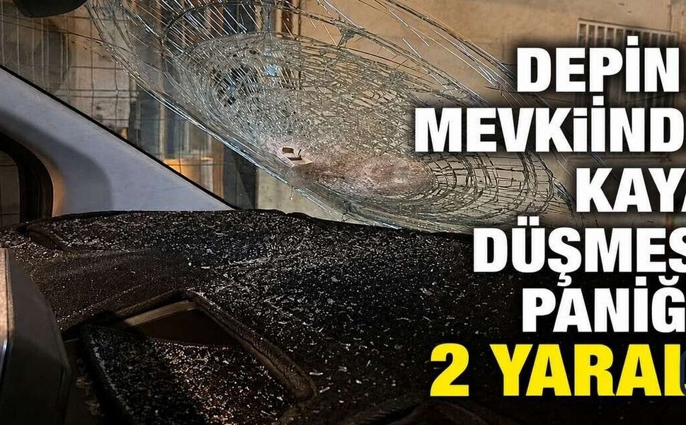 Hakkari'de Seyir Halindeki Aracın Üzerine Kaya Düştü, 2 Kişi Yaralandı