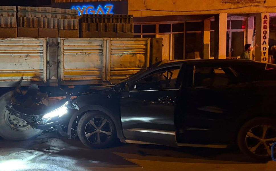 Hakkari’de Feci Kaza: Otomobil Park Halindeki TIR’ın Altına Girdi, 4 Yaralı