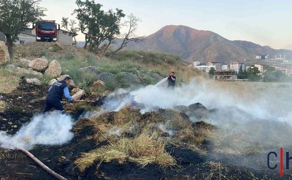 Hakkâri'de İhtiyaç Sahibi Ailenin Kışlık Otları Yangında Kül Oldu