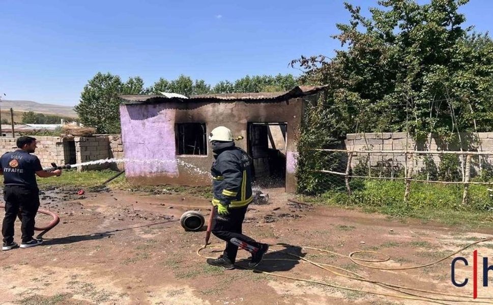 odunluk yangını korkuttu: Alevler evlere sıçramadan söndürüldü