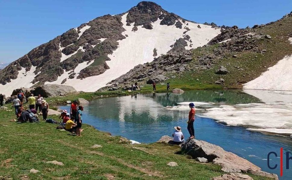 Doğaseverler Hakkâri'nin Buz Gibi Gölünde Yüzdü