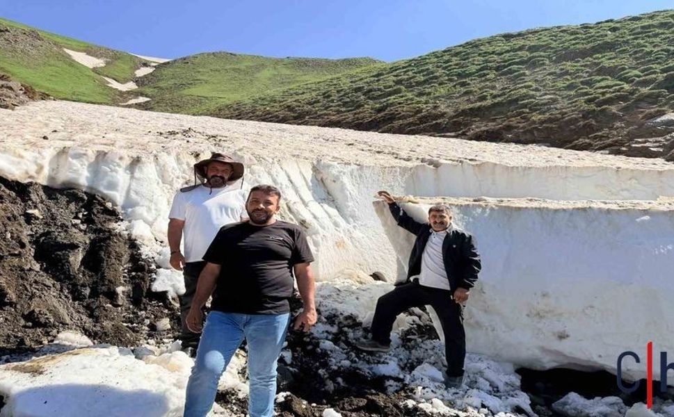 Berivanlar için karla kaplı yayla yolları açılıyor