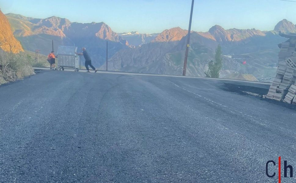 Hakkari’de 15 Mahallede Asfalt Mesaisi Sürüyor