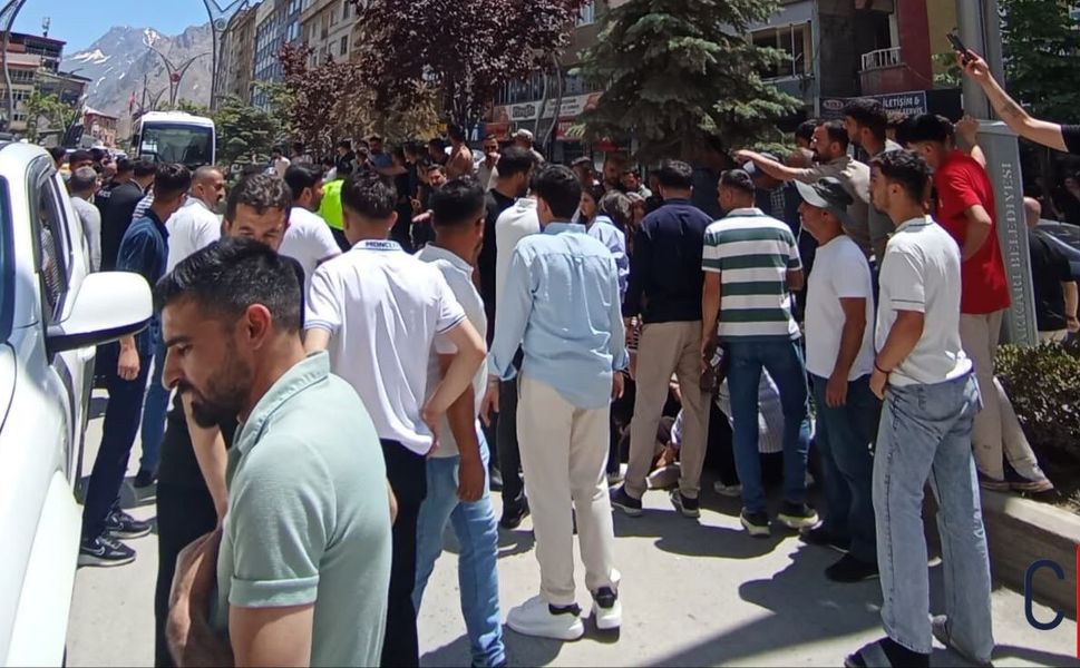 Hakkâri’de Otomobil Anne ve Küçük Kızına Çarptı: 2 Yaralı