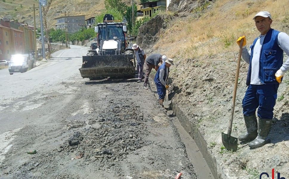 Hakkari Belediyesi yaz sıcağında altyapı mesaisinde