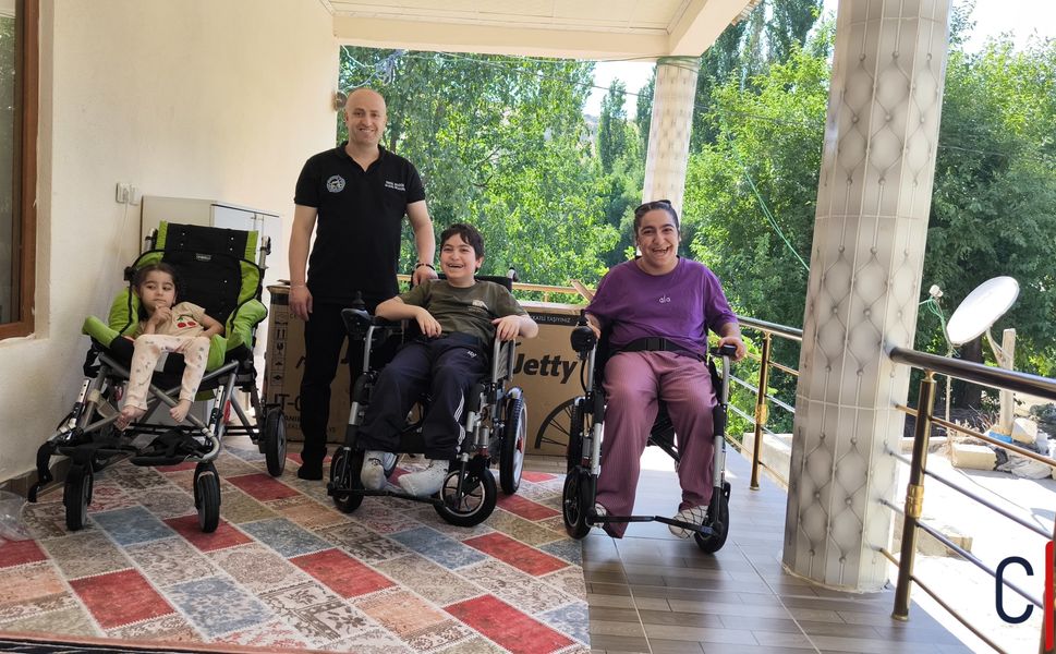 Derecik’teki 3 Özel Gereksinimli Kardeşe Ulaşım Desteği
