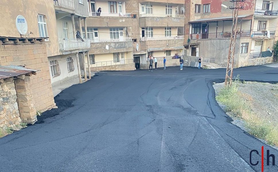 Hakkari'de asfalt ve yama çalışmaları sürüyor