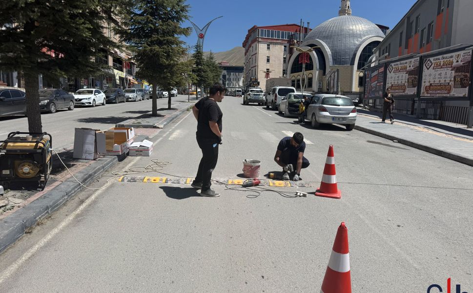 Hakkâri’de Okul Önlerine Çift Yönlü Hız Kesici Kasisler Yerleştirildi