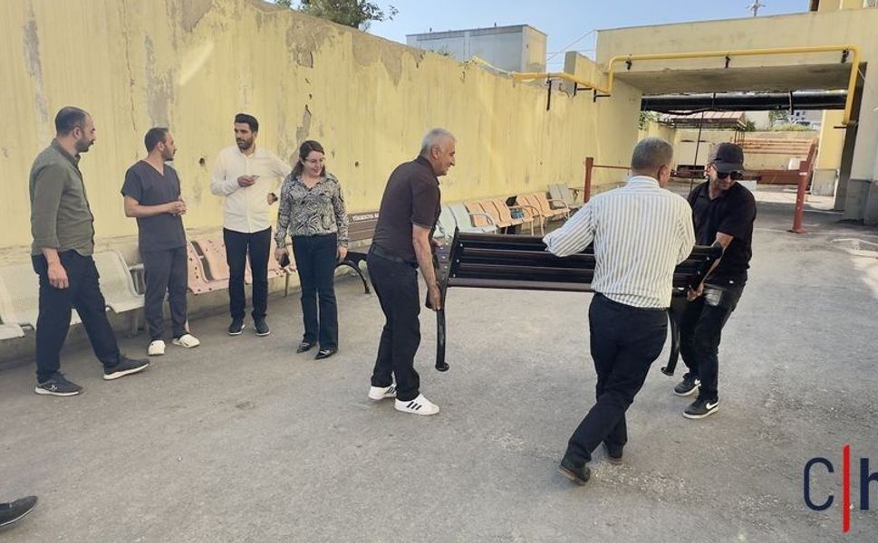 Yüksekova Belediyesi'nden Devlet Hastanesine Oturma Bankı Desteği