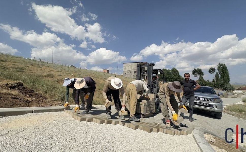 Yüksekova Belediyesi'nden Mahallelerde Kilitli Parke Hamlesi