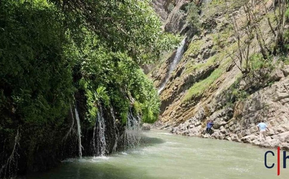Hakkâri'de Kaval Şelalesi Yaz Sıcaklarında Ziyaretçi Akınına Uğruyor