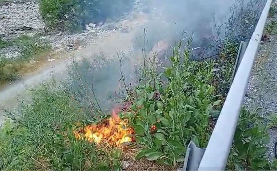 Zap Suyu Yakınında Çıkan Ot Yangını Büyümeden Söndürüldü
