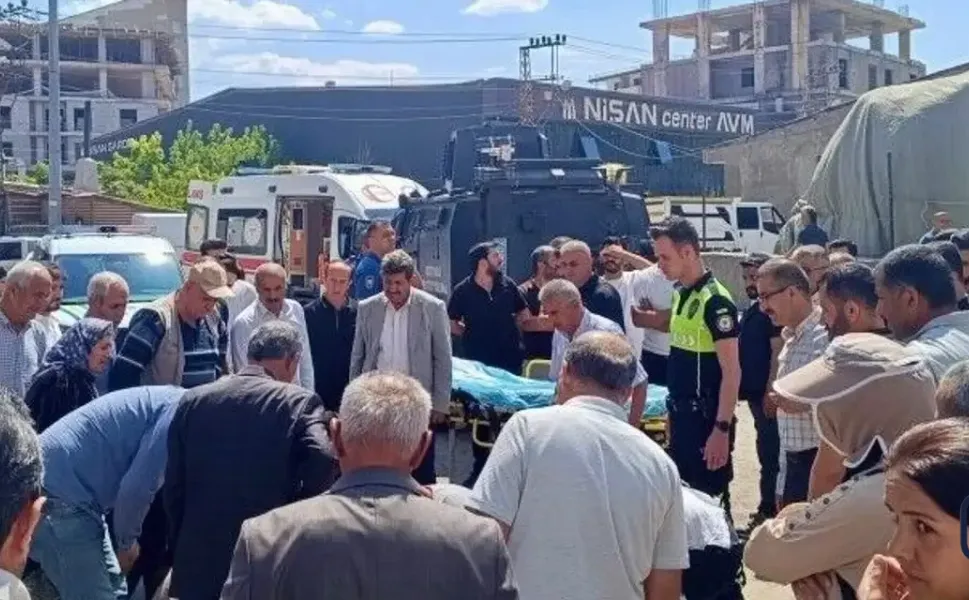 Yüksekova’da Zırhlı Araç Genç Kıza Çarptı: 17 Yaşındaki E.K. Hastaneye Kaldırıldı