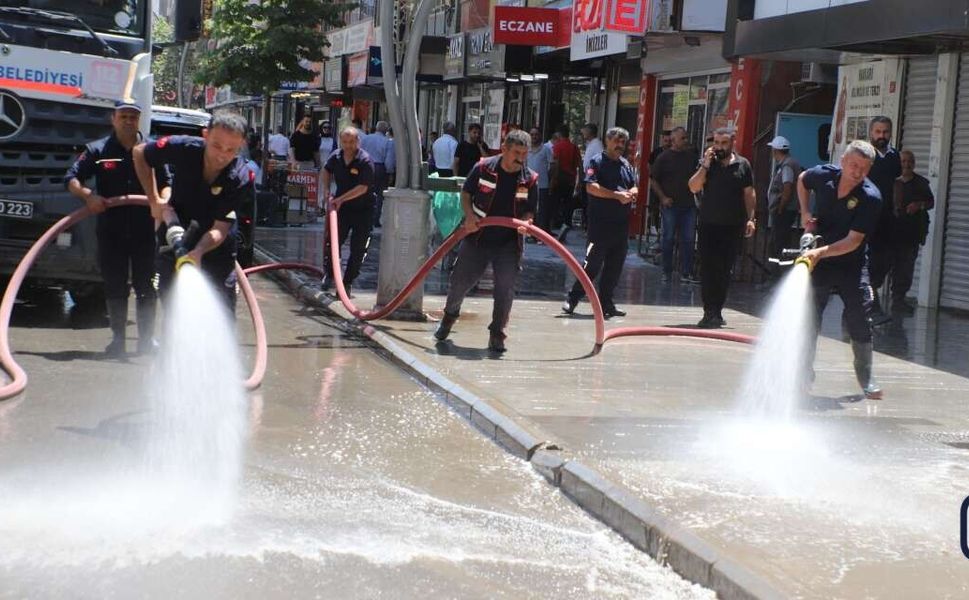 İstiklal Caddesi’nde Rögarlar Tıkandı, Çarşıyı Su Bastı