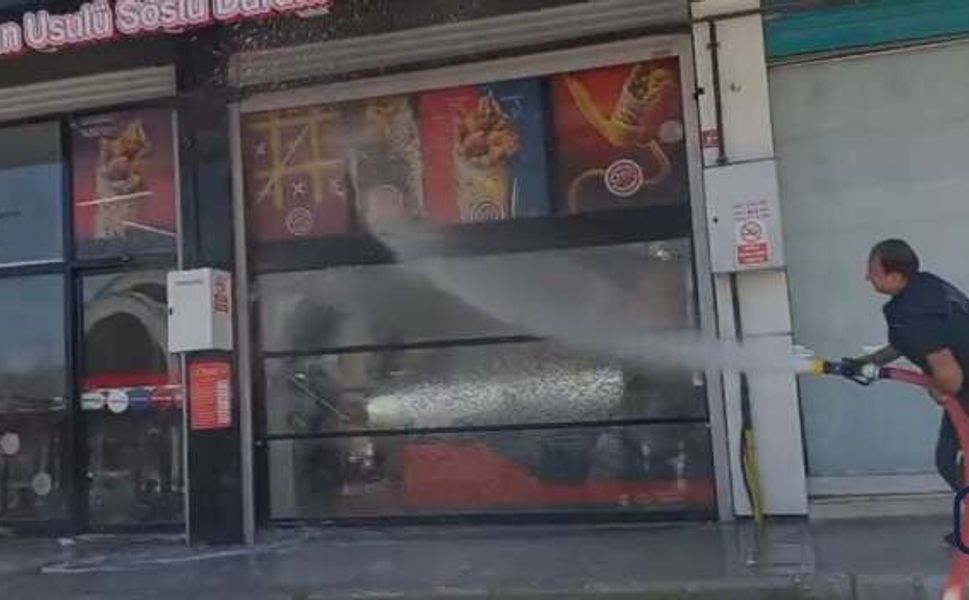 Hakkari’de Cadde ve İş Yerleri Tazyikli Suyla Yıkandı