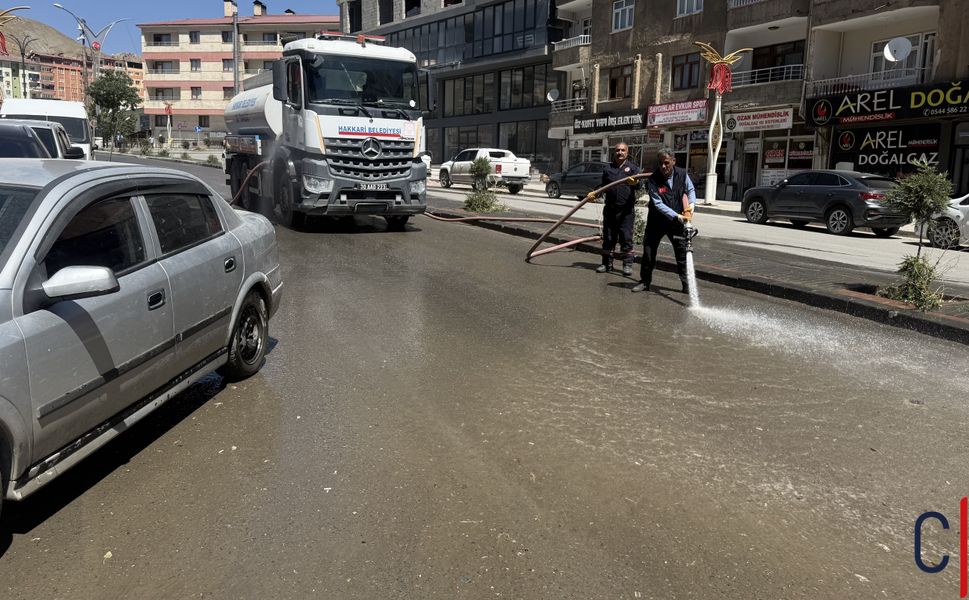 Hakkâri Belediyesi’nden Çevre Yolunda Yıkama Çalışması
