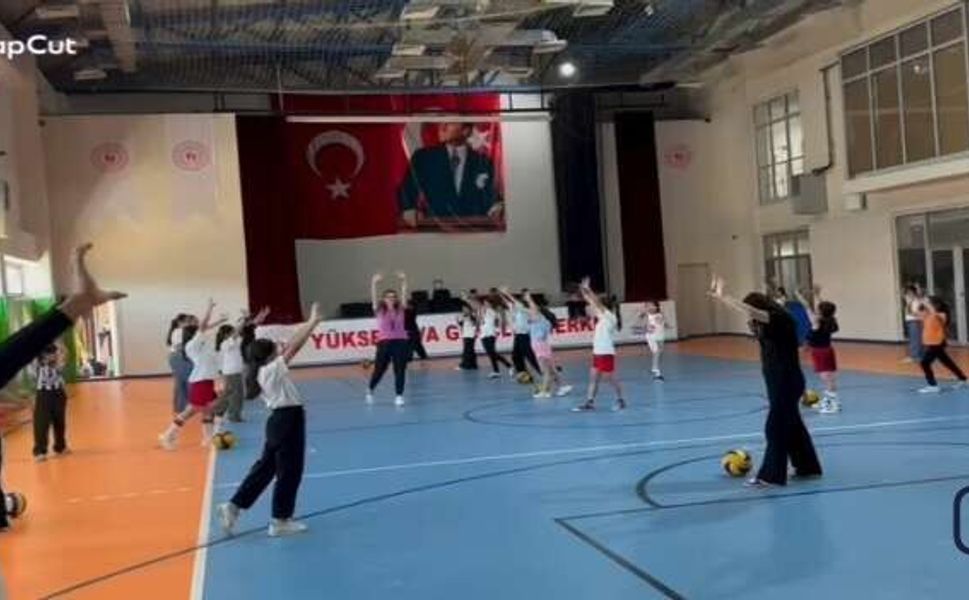 Hakkari’de Voleybol Akademisi Geleceğin Sporcularını Yetiştiriyor