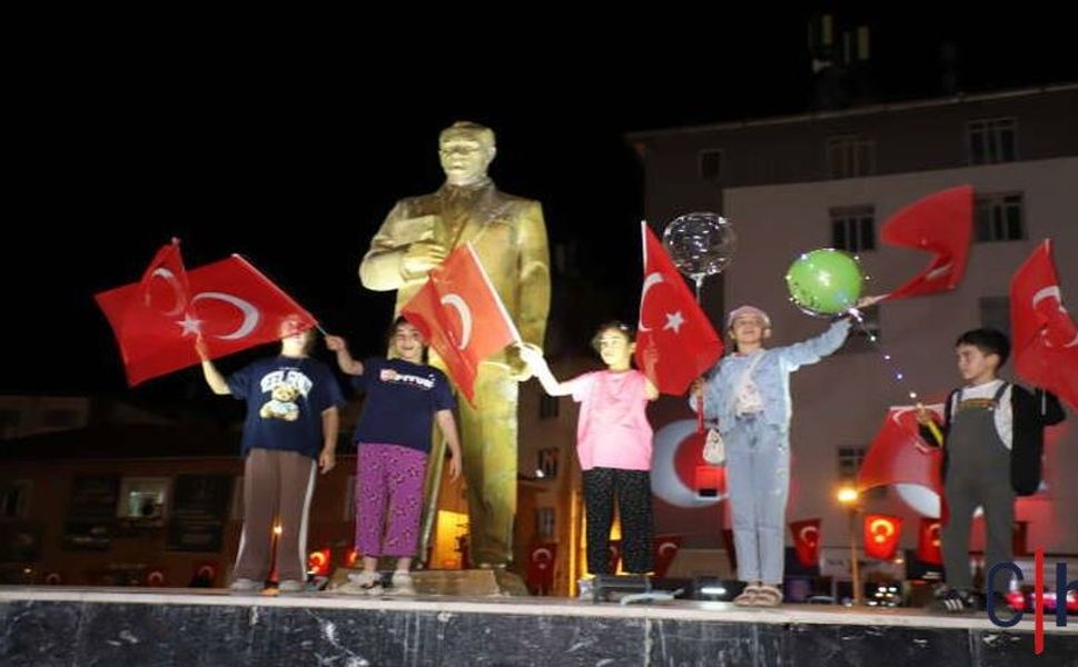 Hakkari'de 15 Temmuz Demokrasi ve Millî Birlik Günü Programına Yoğun Katılım