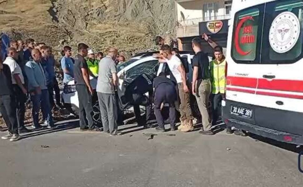 Hakkâri'de İki Araç Çarpıştı: Kamyonet Sürücüsü Yaralandı