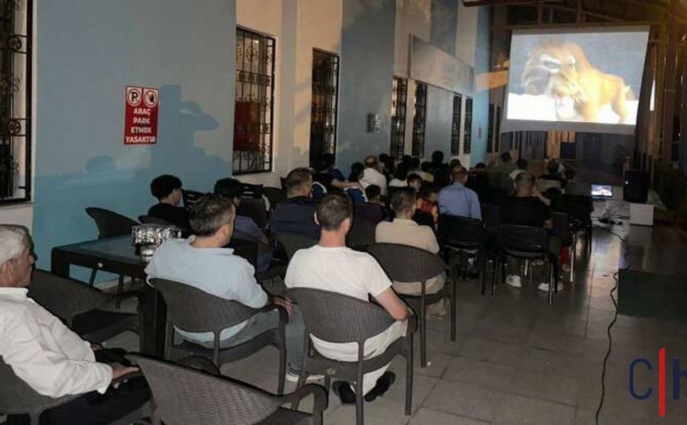 Hakkâri Belediyesi'nden Çocuklara Yaz Akşamlarında Ücretsiz Sinema Etkinliği