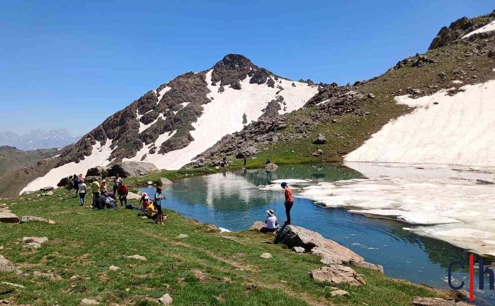 3300 Rakımlı Seyitxan Gölü'nde Buz Gibi Suda Yüzdüler