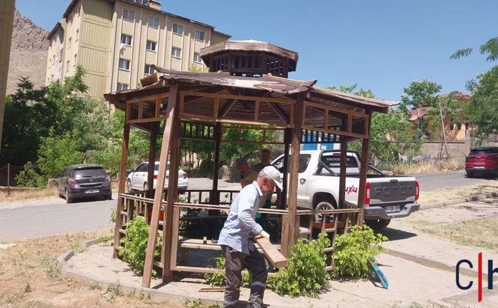 Hakkâri Belediyesi Tekser Konutları Parkında Bakım ve Onarım Çalışması Yaptı