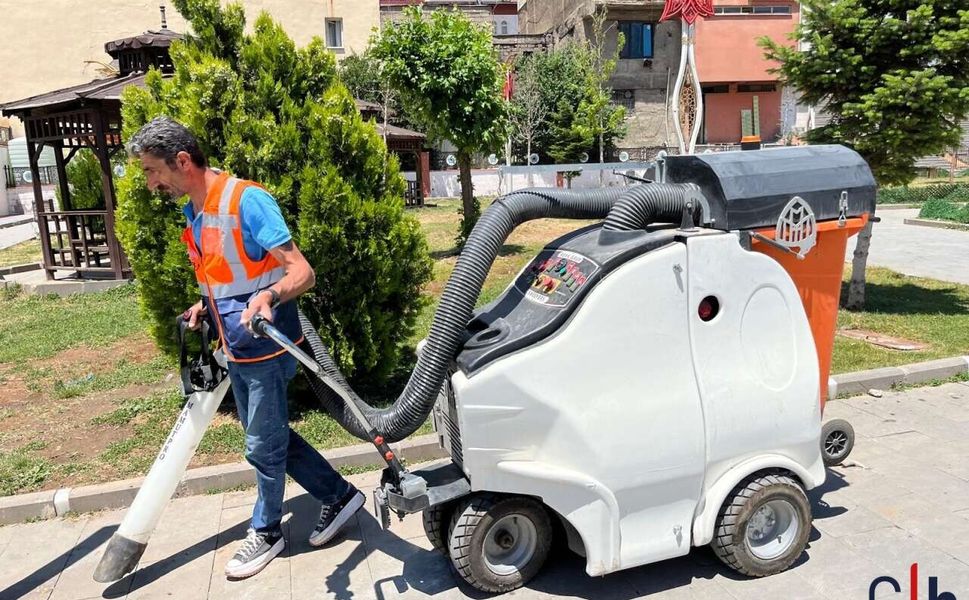 Hakkâri Belediyesi Elektrikli Vakumlu Süpürme Aracıyla Temizlik Çalışmalarını Sürdürüyor