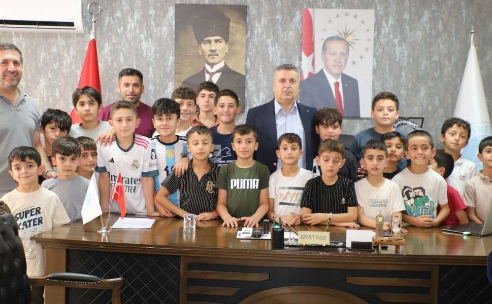 Minik Yüzücülerden: Başkan Hikmet Yaşar’a Sürpriz Ziyaret