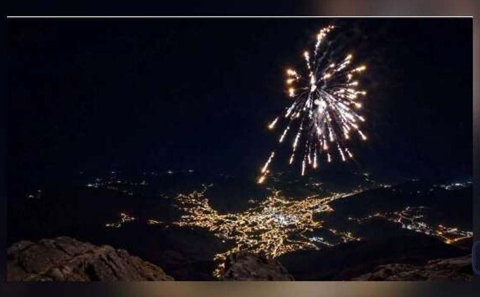 Sümbül Dağı’nın Zirvesinde Renkli Gece: Havai Fişek Gösterisi Kentten İzledi