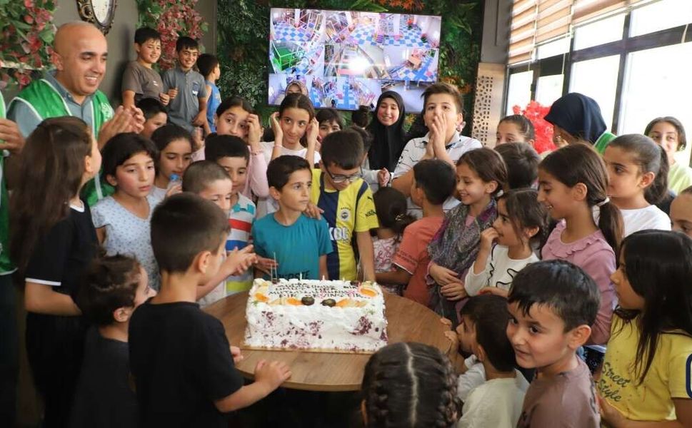 İHH'den çocuklara tatlı sürpriz