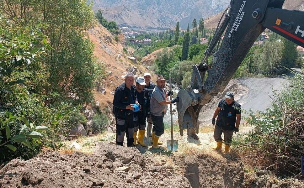Hakkari'de su arıza ekibinin çetin mücadelesi