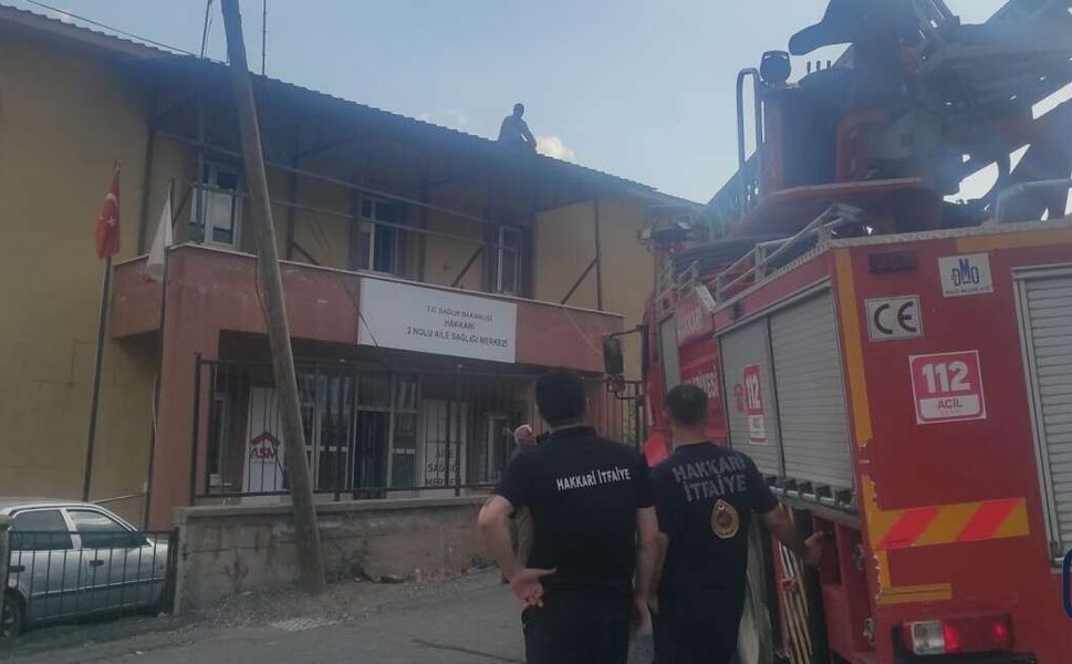 Hakkari’de çatıda mahsur kalan işçi kurtarıldı