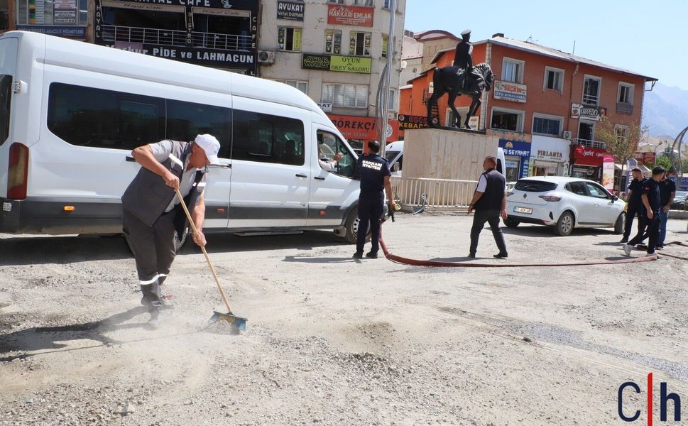 Çarşı merkezinde belediye ekiplerinden yoğun mesai