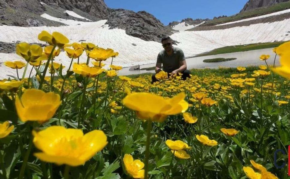 Sat Gölleri'nde Ağustosta Kış ve Bahar Bir Arada Yaşanıyor