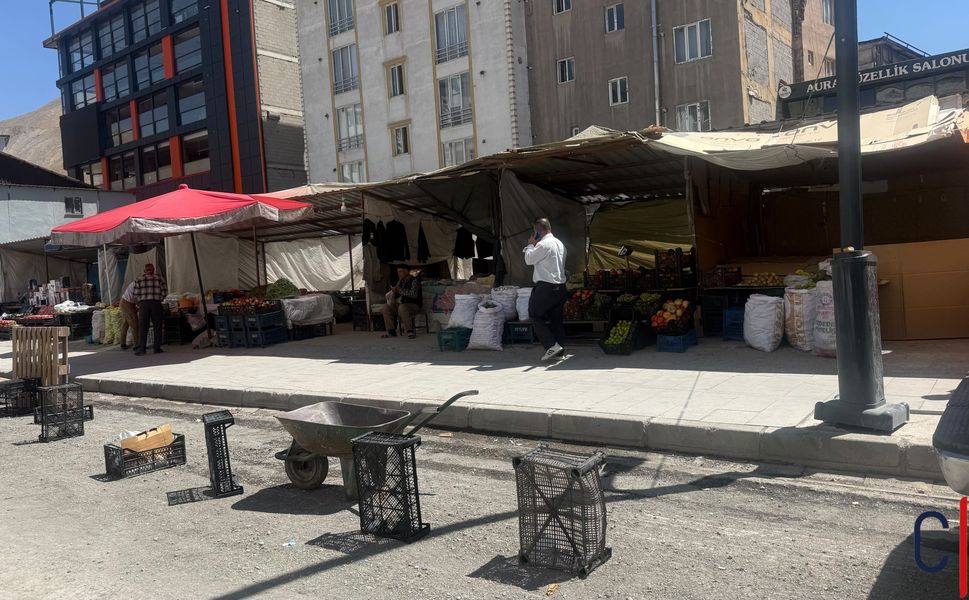 Hakkari Belediyesi “yasakladık” dedi: Seyyar satıcı ve kaldırım işgali sürüyor