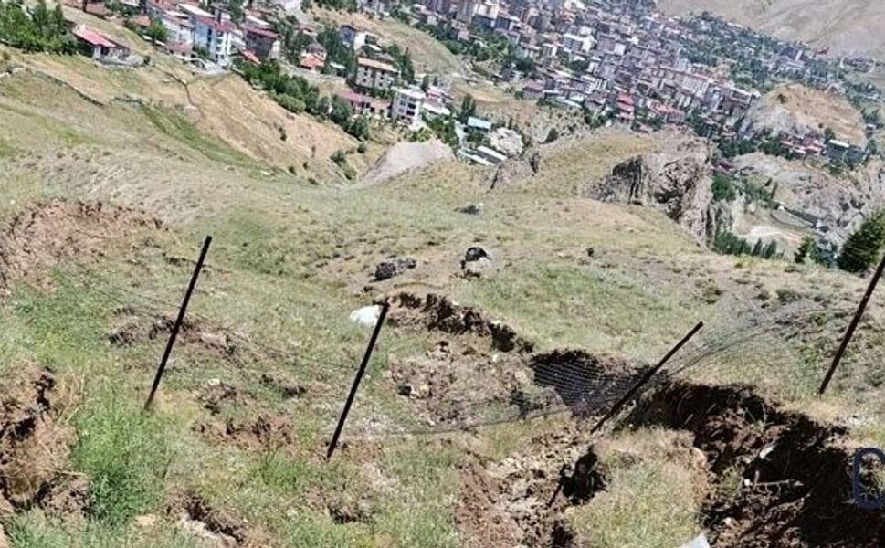 Bağlar Mahallesi’ndeki Mezarlıkta Toprak Kayması Endişesi