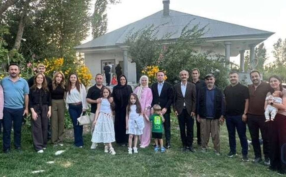 Kaymakam Hülür: Çiftçilikle 10 çocuğunu okutan babayı ziyaret etti