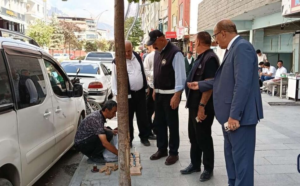Hakkâri’de Zabıta Denetimleri Sıklaştırdı: Seyyar Satıcılara Kaldırım Uyarısı