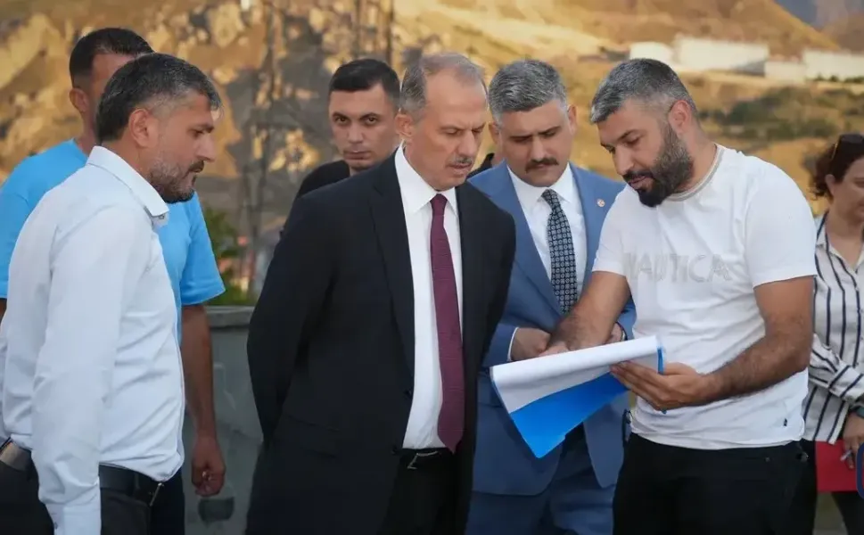 Hakkari’de Mahalle Yollarına 12 Bin Tonun Üzerinde Asfalt