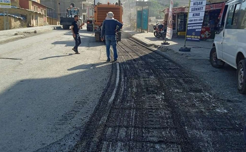 Hakkari'de eski asfalt kaldırma çalışmaları sürüyor