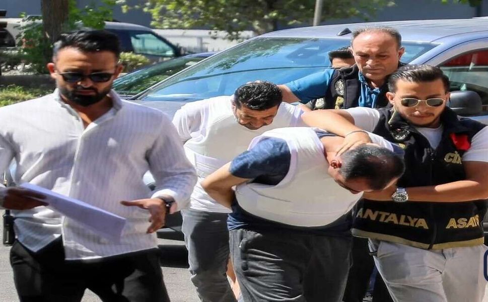 Hakkarili Kaval’a kadın peruğu takıp sıkmış!