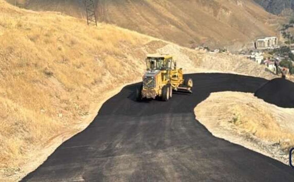 Hakkari Mir Kalesi yolu sıcak asfaltla yenilendi
