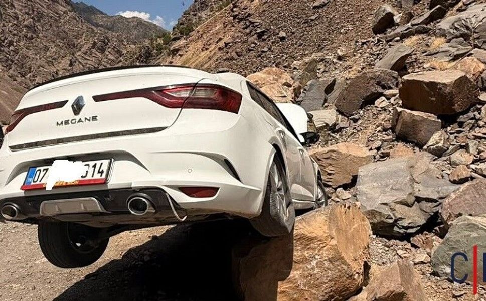 Çukurca Karayolunda Araç Kayalıkta Asılı Kaldı, 3 Kadın Yaralandı