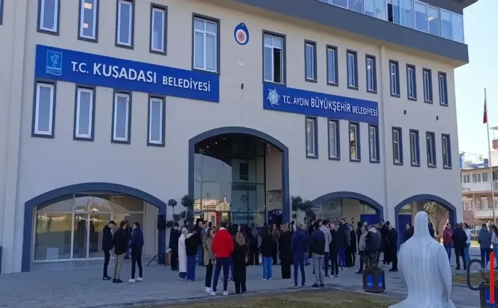 Kuşadası Belediyesi'ne operasyon: 15 kişi gözaltına alındı